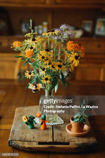 vase of wild black eyed susan on a wooden table. - black eyed susan vine stock pictures, royalty-free photos & images