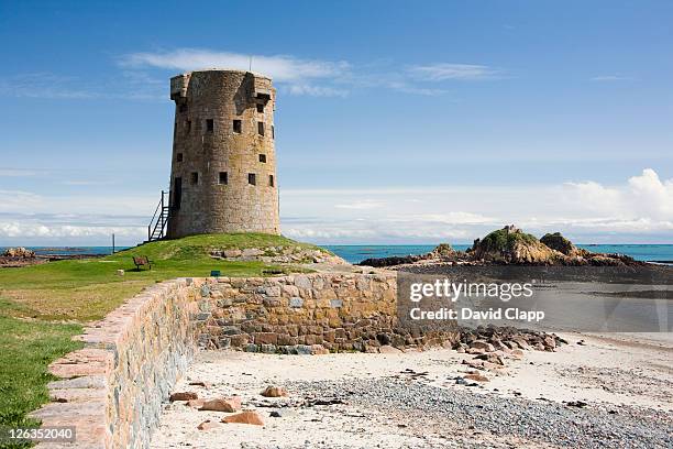 le hocq, a martello tower that was a napoleonic gun emplacement and lookout tower in jersey. - martello tower stockfoto's en -beelden
