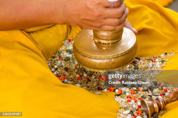 buddhist monk praying at temple in bodhgaya - ブッダガヤー ストックフォトと画像