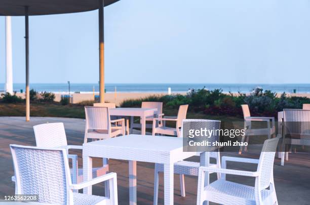 rest area by the sea - casual low view desk cafe stock pictures, royalty-free photos & images