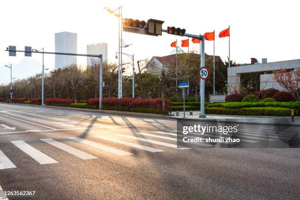 city street - traffic light empty road stock pictures, royalty-free photos & images