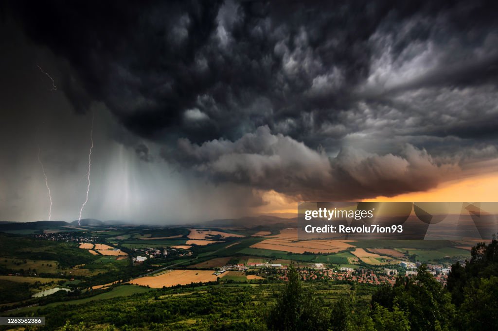 Tempestade lindamente estruturada nas planícies búlgaras