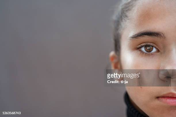 portret van een jong meisje - girl face stockfoto's en -beelden