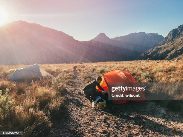 vorbereitungen für das basislager - basislager stock-fotos und bilder