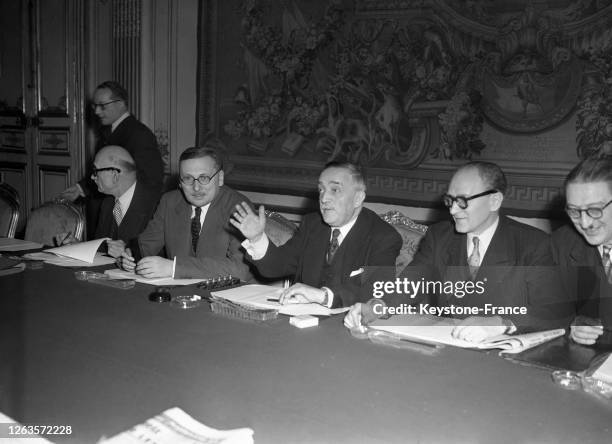 Le nouveau gouvernement composé de René Pleven , Henri Queuille , Guy Mollet et Robert Schuman , lors d'un conseil de cabinet à l'hôtel de Matignon,...