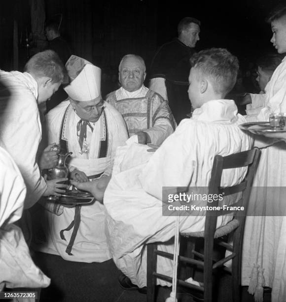 La cérémonie du lavement des pieds lors de la célébration du Jeudi Saint dans la cathédrale Notre-Dame de Paris, le 25 mars 1951, France.