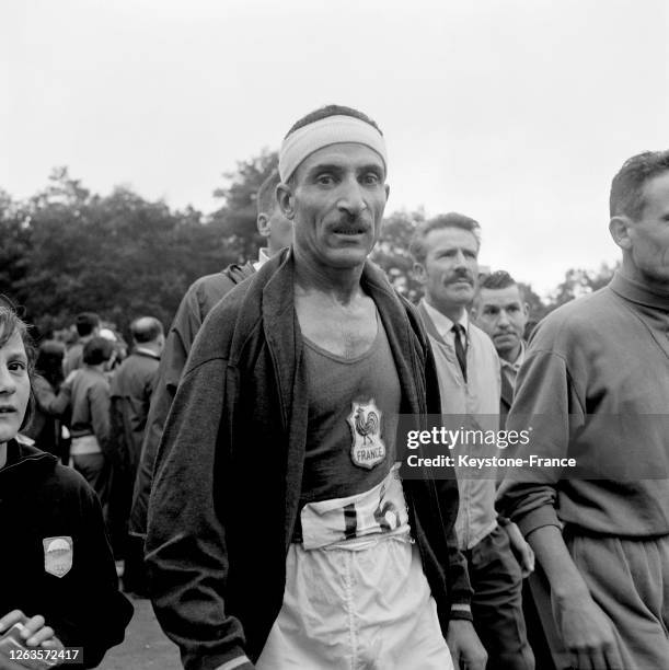 Alain Mimoun, champion de France du marathon 1966, après l'arrivée à Fontainebleau, France le 26 juin 1966.