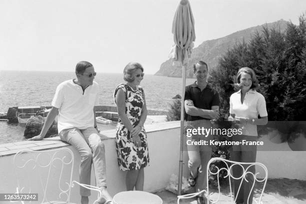 Sur la terrasse de leur villa, Claus van Amsberg et sa femme la princesse Beatrix et le prince Charles-Hugues de Bourbon-Parme et sa femme la...