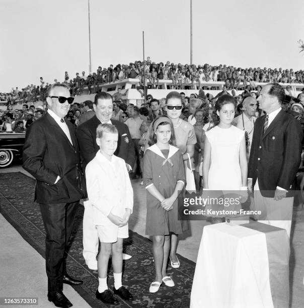 Le prince Rainier et la princesse Grace photographiés avec leurs enfants le prince Albert et la princesse Caroline et Pierre Canto à l'inauguration...