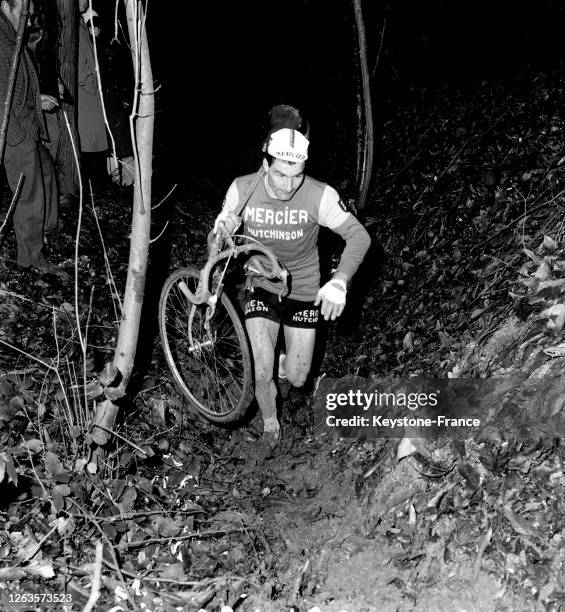 Passage de Raymond Poulidor au cyclo-cross de Chanteloup-les-Vignes, France, le 20 novembre 1966.