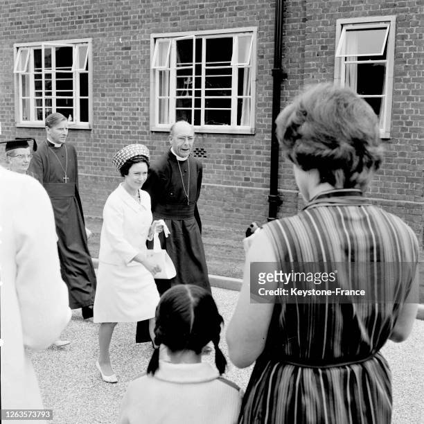 La princesse Margaret passe devant les élèves d'une école, au Royaume-Uni en 1966.