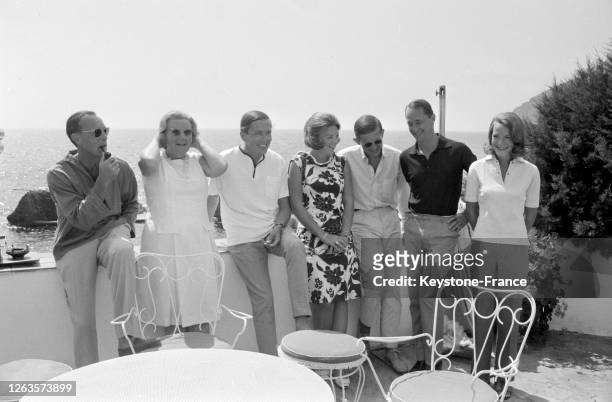 Sur la terrasse de leur villa, de gauche à droite, le prince Bernhard, la reine Juliana, Claus van Amsberg et sa femme la princesse Beatrix, Pieter...
