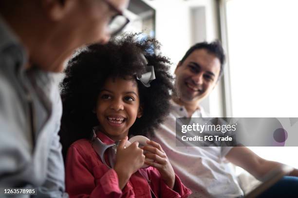 famiglia che si diverte insieme a casa - affido familiare foto e immagini stock