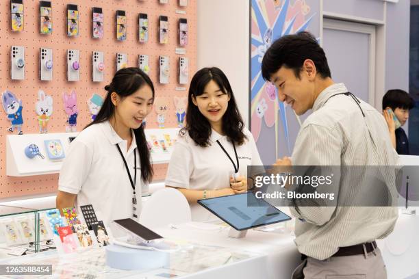 Android Personworkin In Store 246 Samsung Employee Store Stock Photos, High-Res Pictures, and Images ...