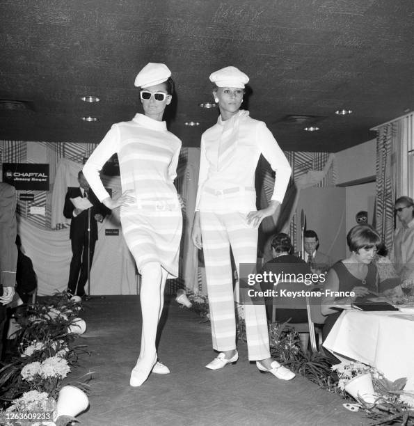 Mannequins présentant deux ensembles à casquettes, version pantalon et version robe, à Paris, France le 6 septembre 1966.