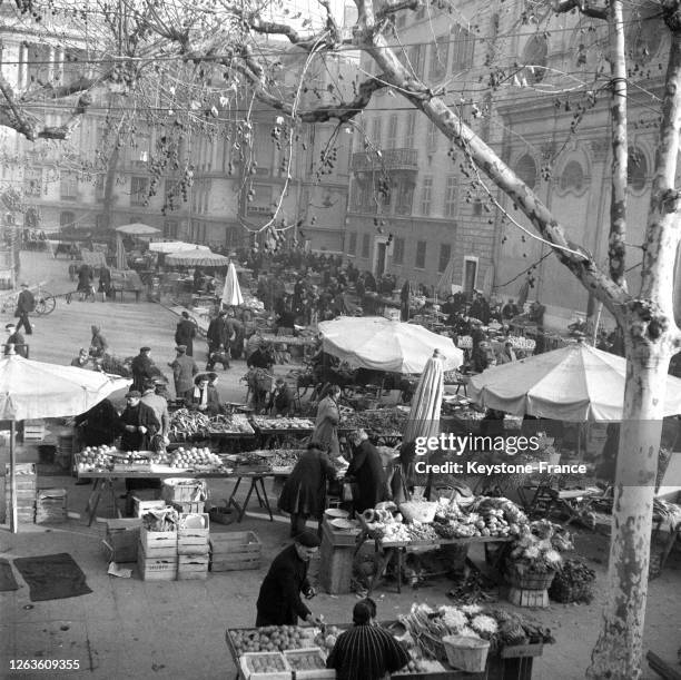 Marché sur le Cours Saleya dans la vieille ville, à Nice, France le 16 février 1948.