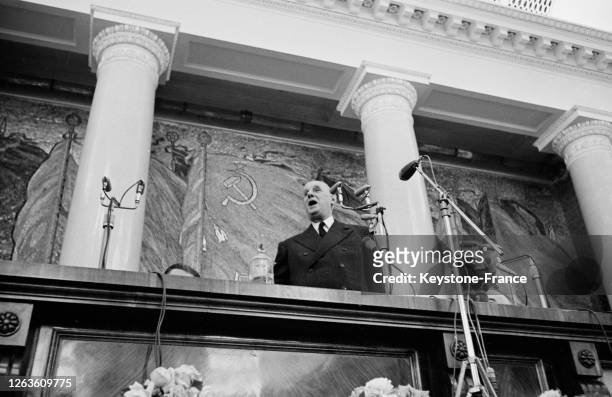 Le général de Gaulle photographié lors de la conférence magistrale qu'il a fait dans la salle des actes de l'université de Moscou sur l'histoire et...