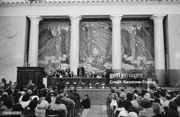 Le général de Gaulle photographié lors de la conférence magistrale qu'il a fait dans la salle des actes de l'université de Moscou sur l'histoire et...