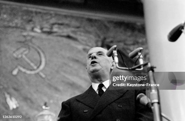 Le général de Gaulle photographié lors de la conférence magistrale qu'il a fait dans la salle des actes de l'université de Moscou sur l'histoire et...