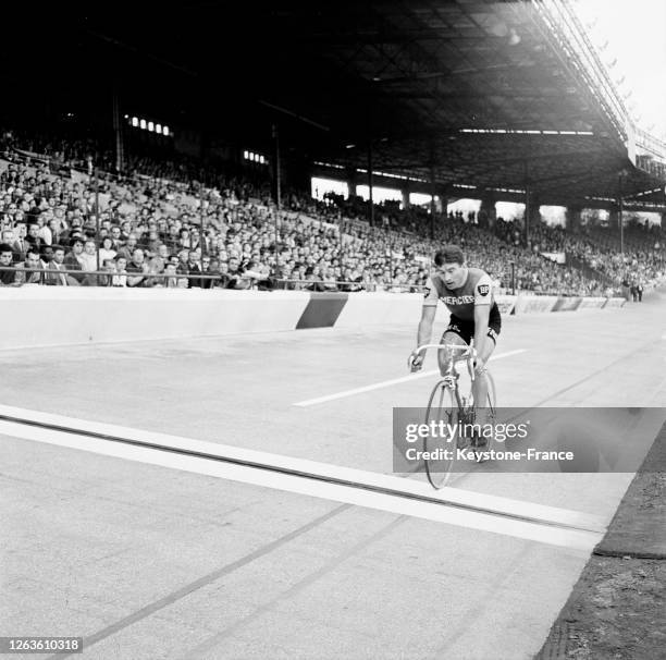 Arrivée du Tour de France avec Raymond Poulidor en action au vélodrome du Parc des Princes à Paris, France, le 14 juillet 1966.