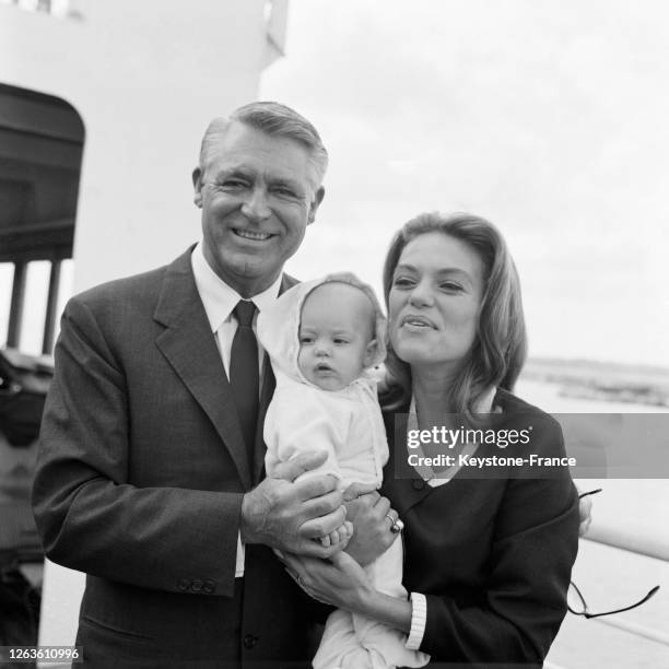 Cary Grant et sa femme Dyan photographiés à leur arrivée à Southampton avec la petite Jennifer, à Southampton, Royaume-Uni le 17 juillet 1966.