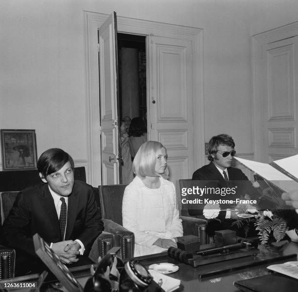 Eddie Vartan, son épouse Doris et le témoin Johnny Hallyday pendant la cérémonie à la mairie du XIIe arrondissement de Paris, France le 20 juillet...
