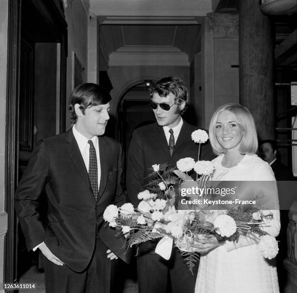 Eddie Vartan, son épouse Doris et le témoin Johnny Hallyday après la cérémonie à la mairie du XIIe arrondissement de Paris, France le 20 juillet 1966.