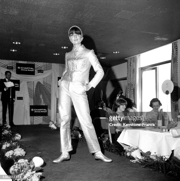 Mannequin présentant un ensemble pantalon et veste brillants et cagoule assortie, à Paris, France le 6 septembre 1966.