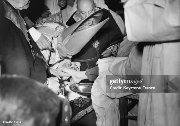 Lavement des pieds pendant la cérémonie religieuse du Jeudi Saint à Notre-Dame, à Paris, France le 25 mars 1948.