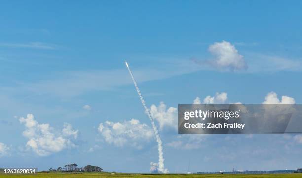 minotaur rocket launch from nasa wallops island - soirée de lancement photos et images de collection