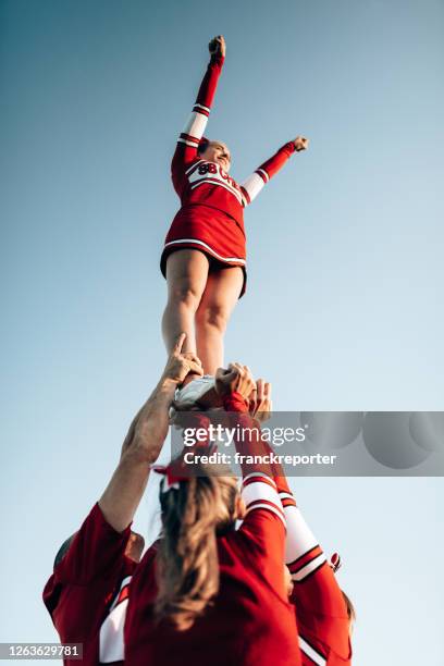 cheerleader team creando una perform - ragazza pon pon foto e immagini stock