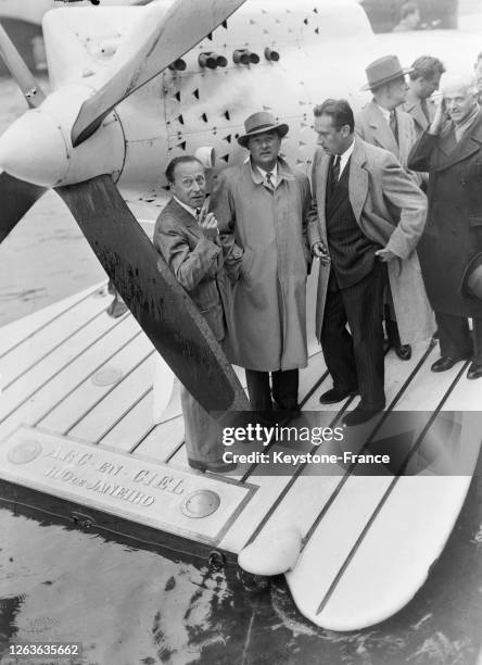 Au pied de l'hélice du nouvel hydroglisseur 'Arc en ciel', le constructeur René Couzinet et Paul Auriol, fils du président, à Paris, France le 29...