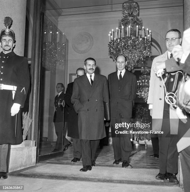 Le ministre des Affaires étrangères algérien, Abdelaziz Bouteflika, à sa sortie de l'Elysée, à Paris, France en 1966.