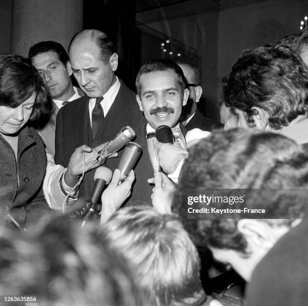 Le ministre des Affaires étrangères algérien, Abdelaziz Bouteflika, répondant aux questions des journalistes à sa sortie de l'Elysée, à Paris, France...