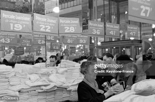 Le rayon literie à la Samaritaine à Paris, France, en janvier 1936.