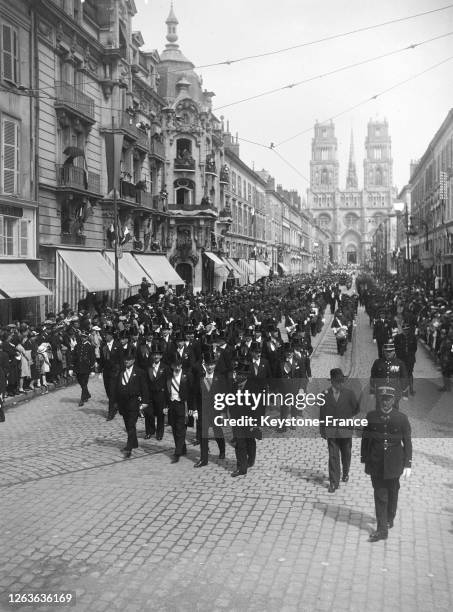 Le cortège officiel avec, au premier rang, le préfet de la Loire et Mr Jean Zay, député du département, derrière lui, Messieurs Frot, député et Roy,...