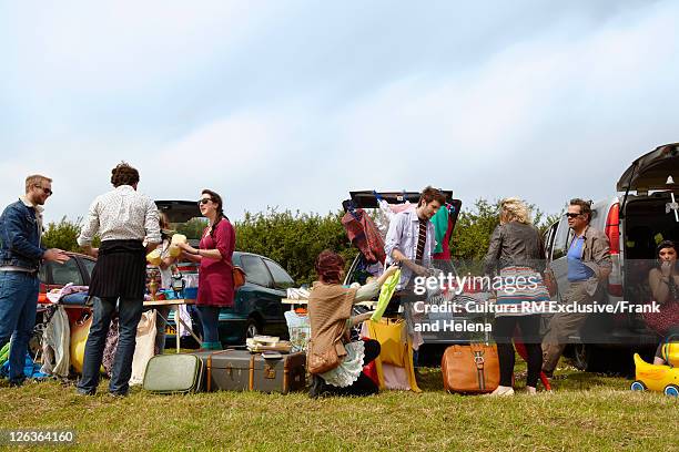 people selling things from car trunks - flohmarkt stock-fotos und bilder