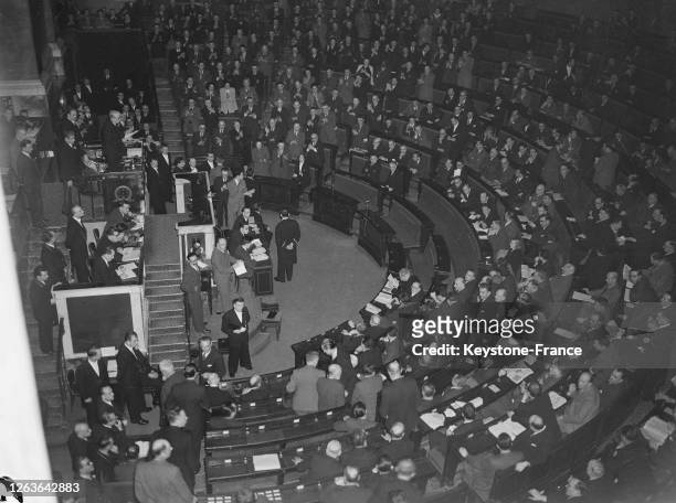 Vue de l'hémicycle de l'Assemblée pendant l'élection du nouveau président, debout, les Communistes applaudissent Marcel Cachin tandis que les...