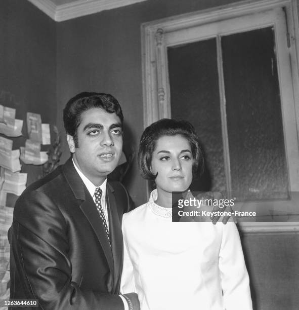 Le chanteur Enrico Macias en compagnie de sa femme Suzy dans sa loge à l'Olympia le 4 novembre 1966 à Paris, France.