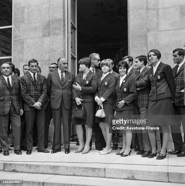 Sur le perron de Matignon, de gauche à droite, Honoré Bonnet, directeur de l'équipe de France de ski, Guy Périllat, le Premier ministre Georges...