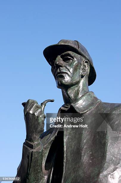 a close up view of the sherlock holmes statue on baker street, london. standing over 9' high, the statue of baker street's most famous resident bears some resemblance to the real sherlock holmes, and many holmes enthusiasts are delighted. the landmark stat - baker street stockfoto's en -beelden