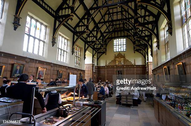 trinity college dining hall, cambridge. as with many other trinity things, this is the largest dining hall in cambridge. a large picture of henry viii dominates the room at the end where fellows (senior members of the college) eat on a raised dais. trinity - cambridge england stock-fotos und bilder