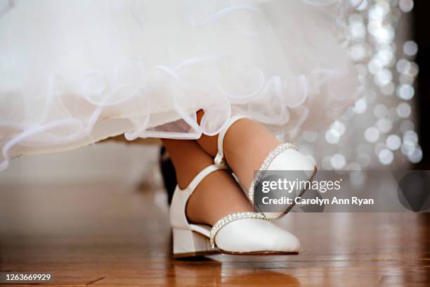 flower girl waiting to dance - wedding feet stock-fotos und bilder