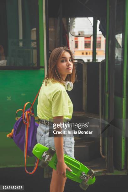 hipster teenage girl going to the public bus - coach bus photos et images de collection