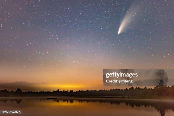 cometa neowise en el oscuro cielo nocturno después de la puesta del sol, torrance barrens dark-sky preserve, gravenhurst, canadá - comet fotografías e imágenes de stock