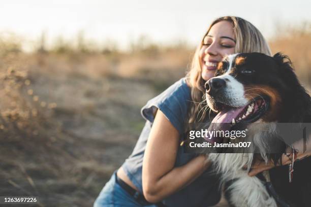 jonge vrouw met hond - dog and owner stockfoto's en -beelden