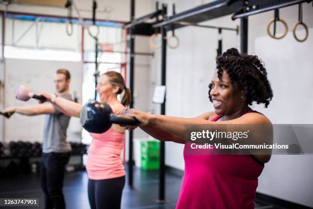 athlète faisant de l’exercice avec kettlebell dans la salle de gym. - poids-et-haltères photos et images de collection