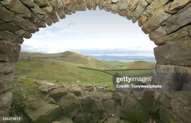 lime kiln in pennines near high cup nick, dufton. - pennines stock pictures, royalty-free photos & images
