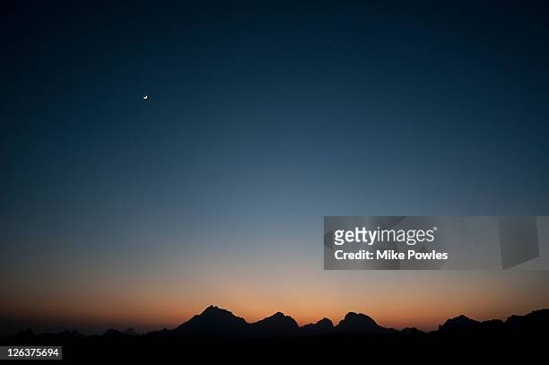 aravelli hills moonrise, rajasthan - imbrunire foto e immagini stock