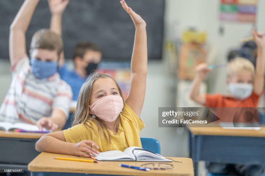 Schüler, die Masken im Unterricht tragen